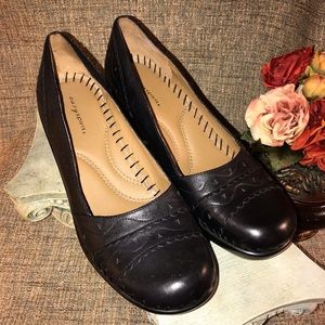 Genuine leather wedges with cut out details!